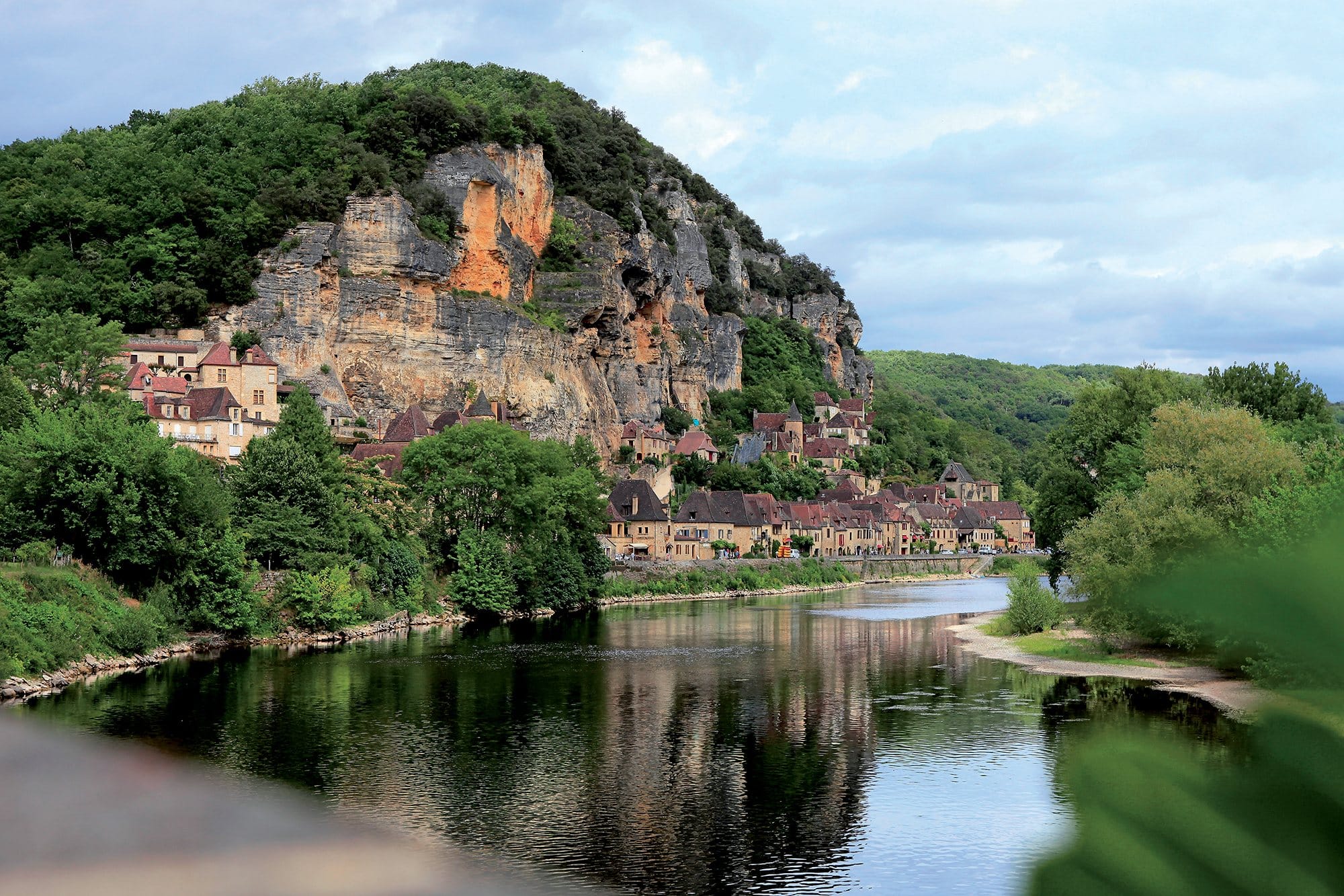 La Roque Gageac: a village suspended between the sky and the Dordogne |  Groupe Romanée